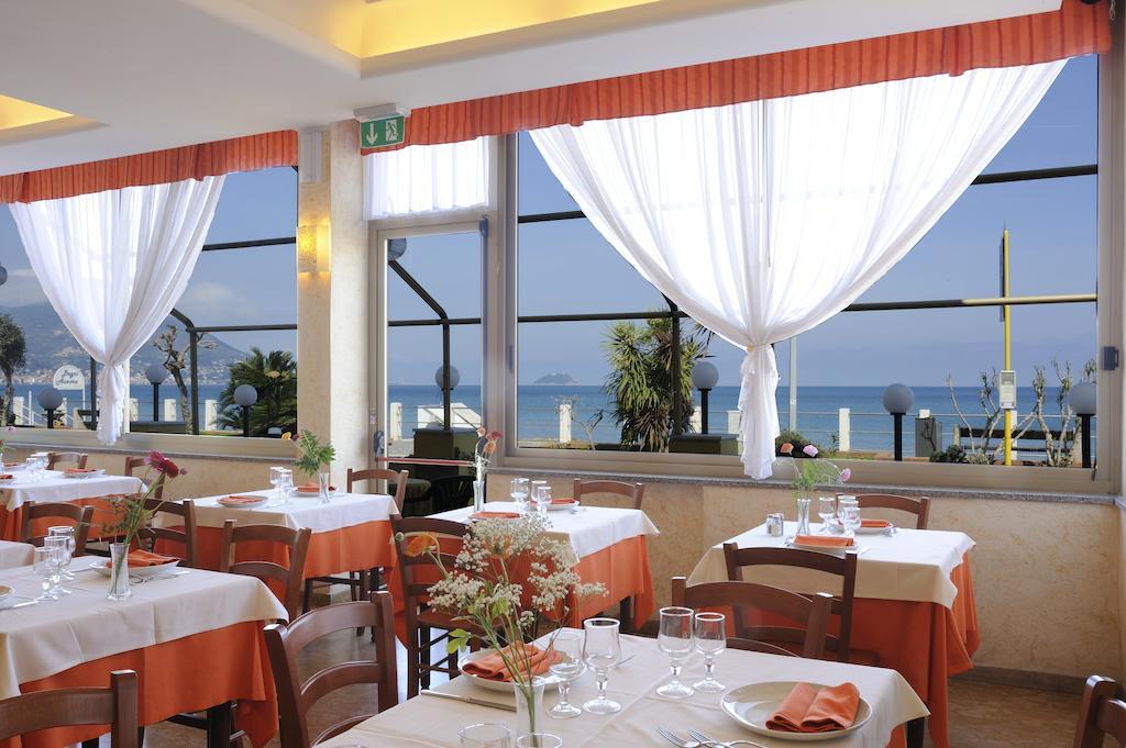 Hotel Delfino 라이구에글리아 외부 사진