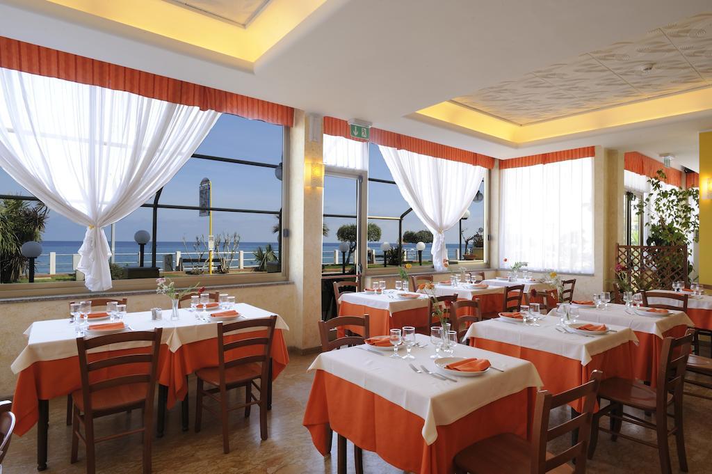 Hotel Delfino 라이구에글리아 외부 사진