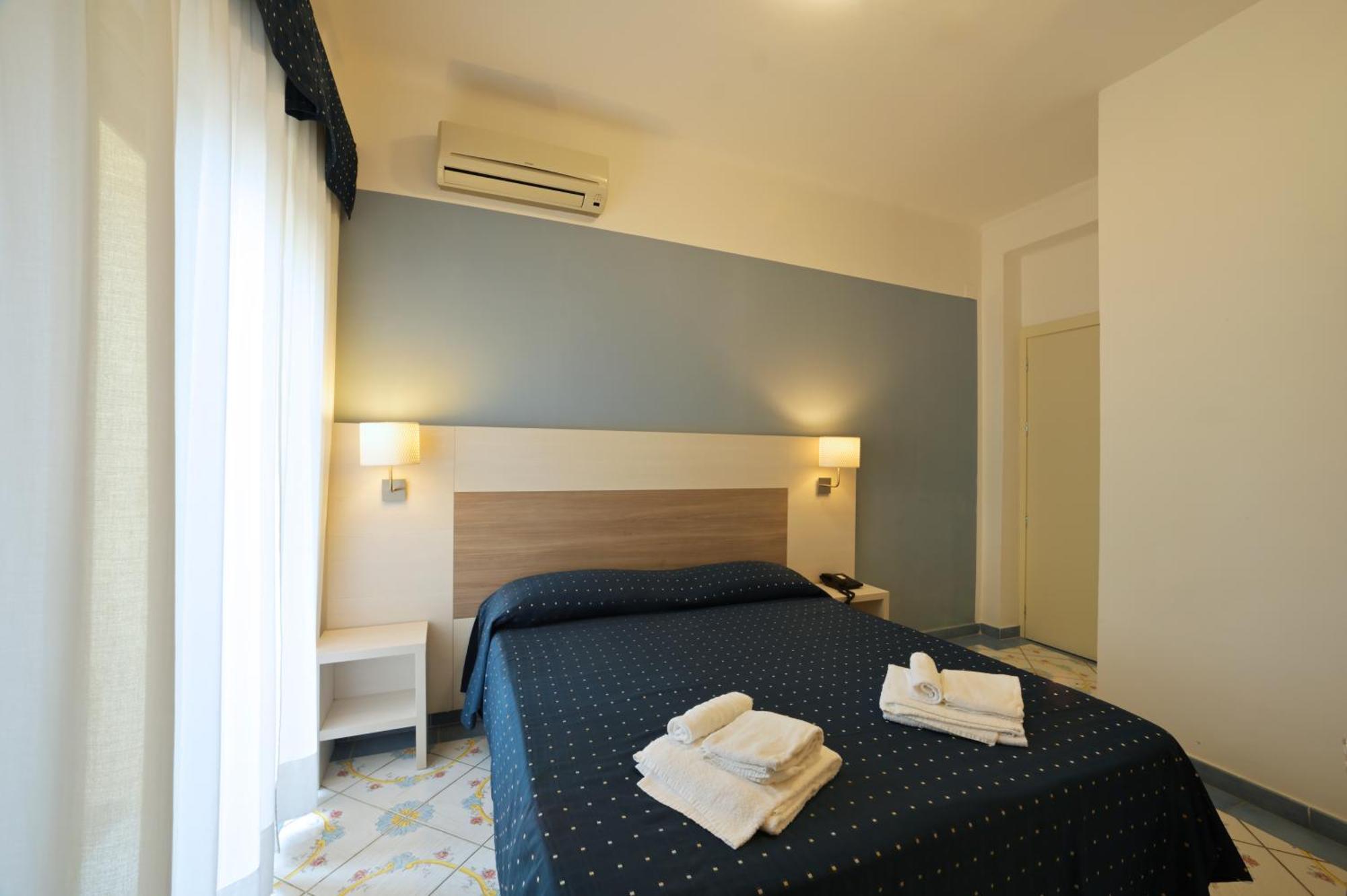 Hotel Delfino 라이구에글리아 외부 사진