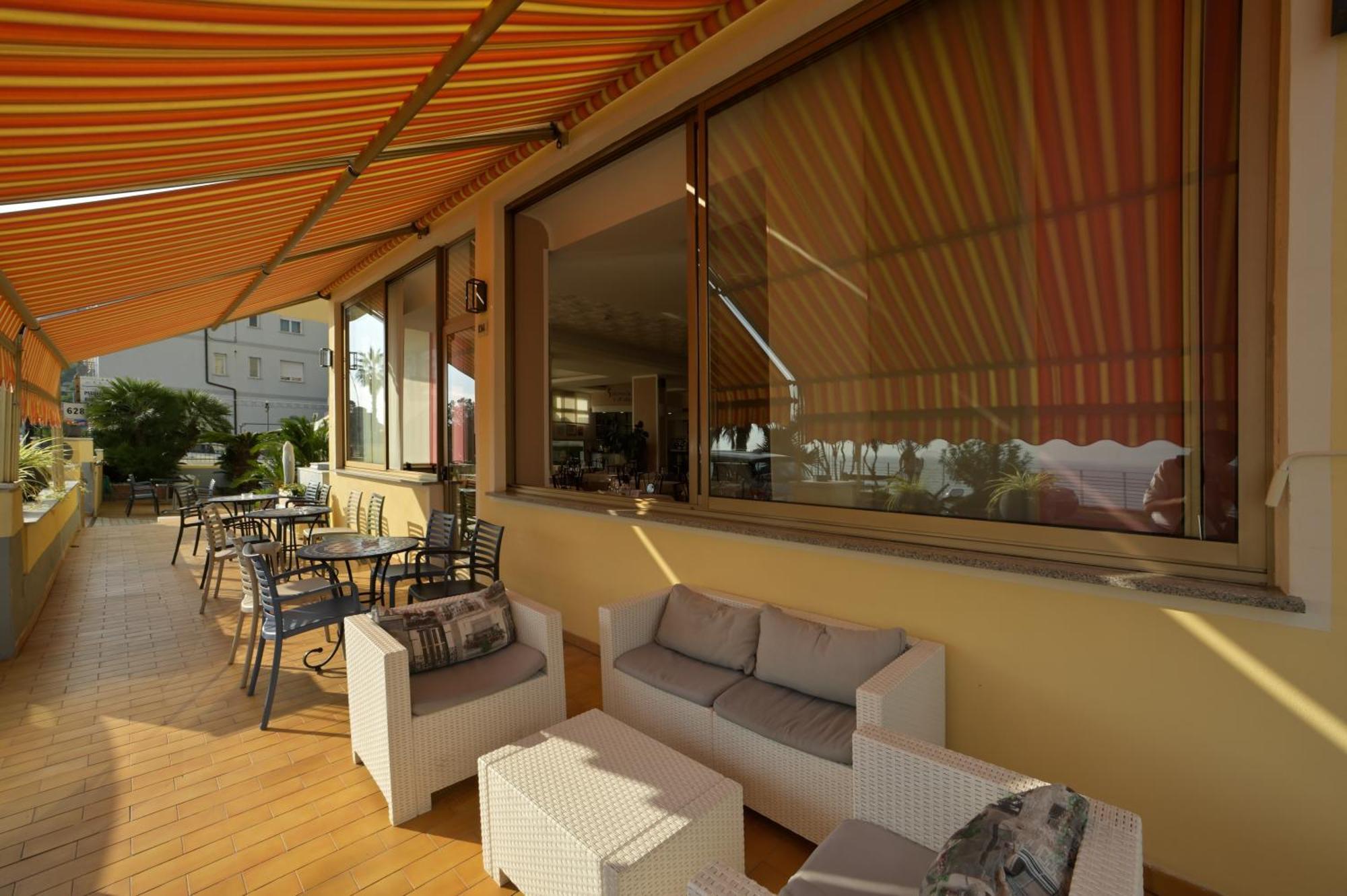 Hotel Delfino 라이구에글리아 외부 사진