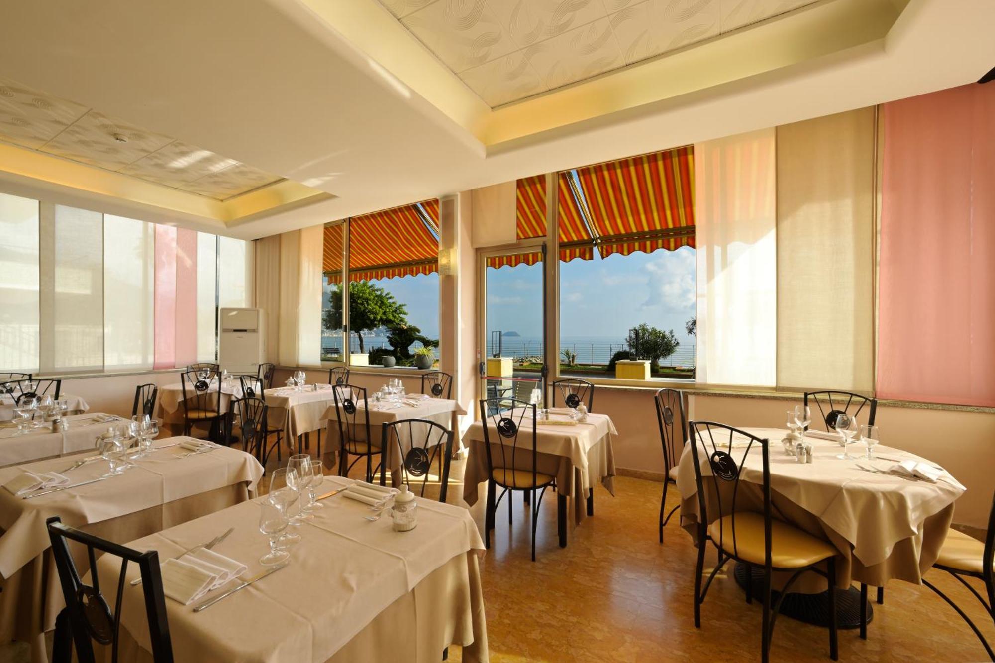 Hotel Delfino 라이구에글리아 외부 사진