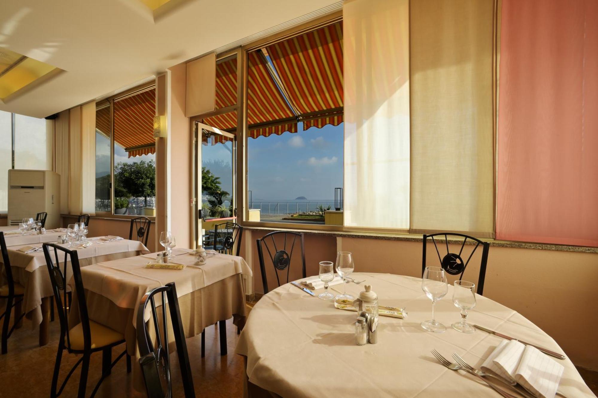 Hotel Delfino 라이구에글리아 외부 사진