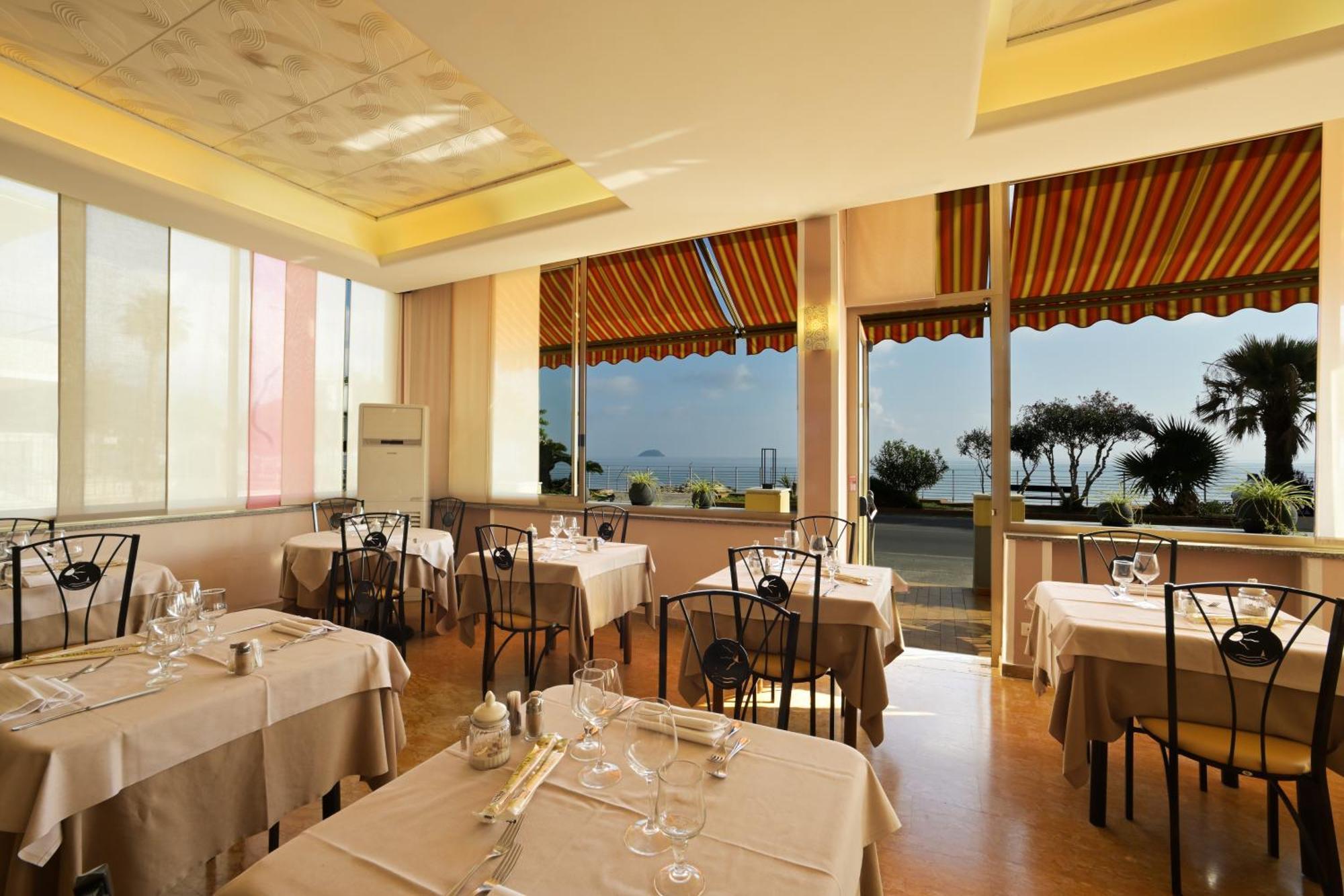 Hotel Delfino 라이구에글리아 외부 사진