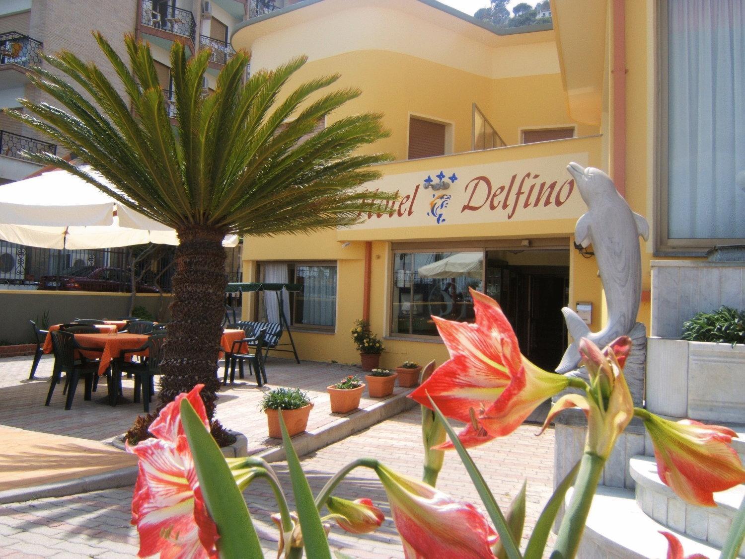 Hotel Delfino 라이구에글리아 외부 사진