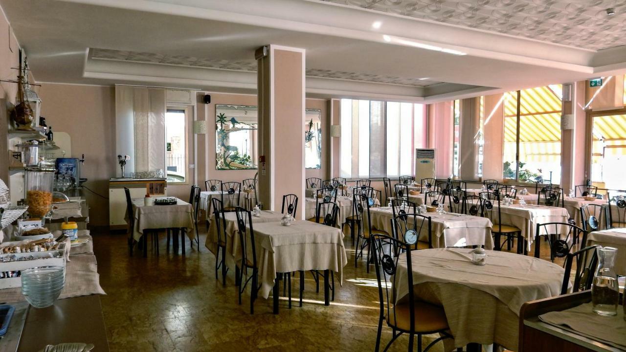 Hotel Delfino 라이구에글리아 외부 사진